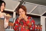 「ジュージュー焼き野菜のふわふわオコバーガー」にかじりつく尼神インター渚。