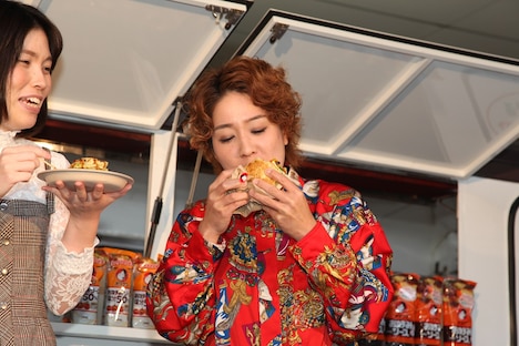 「ジュージュー焼き野菜のふわふわオコバーガー」にかじりつく尼神インター渚。