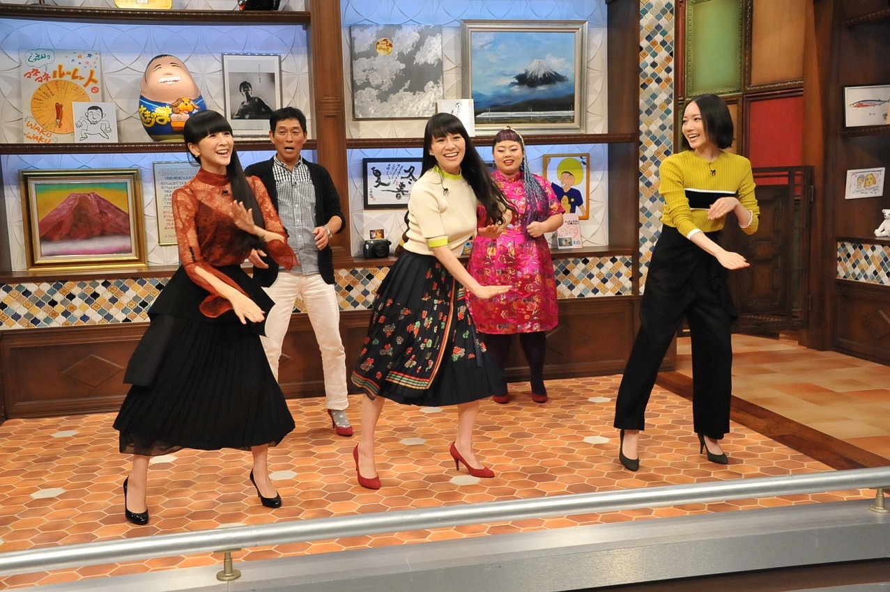 「さんまのまんま 秋のさんまもゲストも脂がノッてますSP」でハイヒールを履いてPerfume（前列）とダンスをする、（後列左から）明石家さんまと渡辺直美。(c)関西テレビ