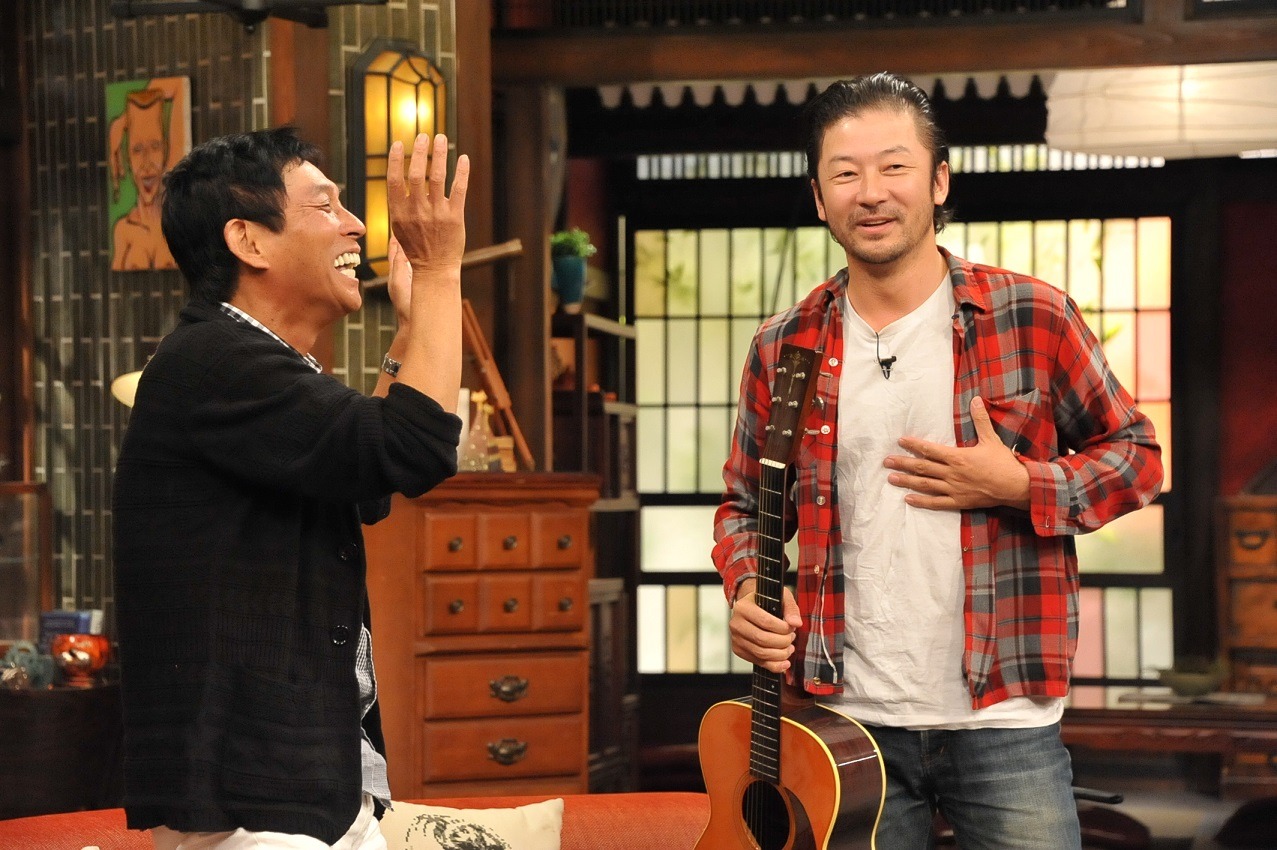 （左から）明石家さんま、浅野忠信。(c)関西テレビ