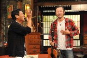 (左から)明石家さんま、浅野忠信。(c)関西テレビ