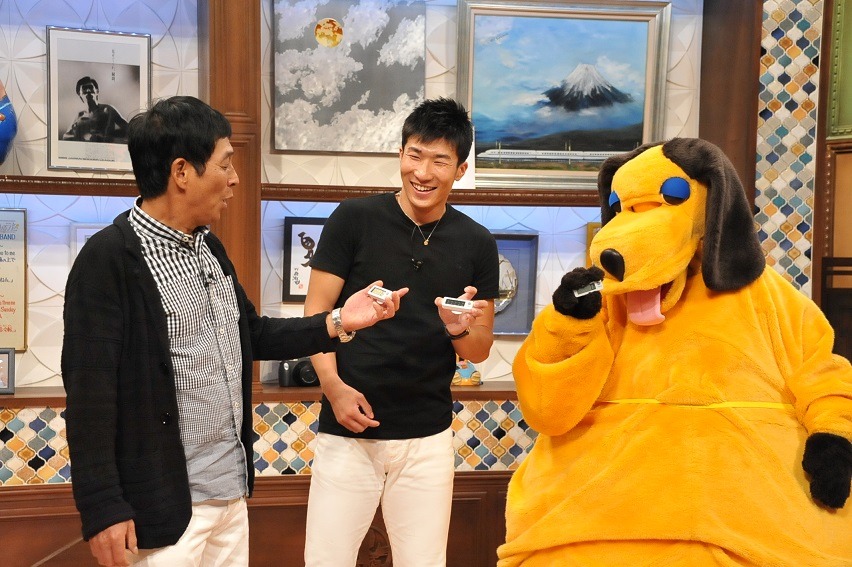 （左から）明石家さんま、陸上の桐生祥秀選手。(c)関西テレビ
