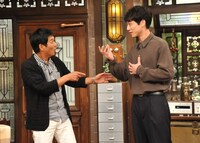 （左から）明石家さんま、坂口健太郎。(c)関西テレビ