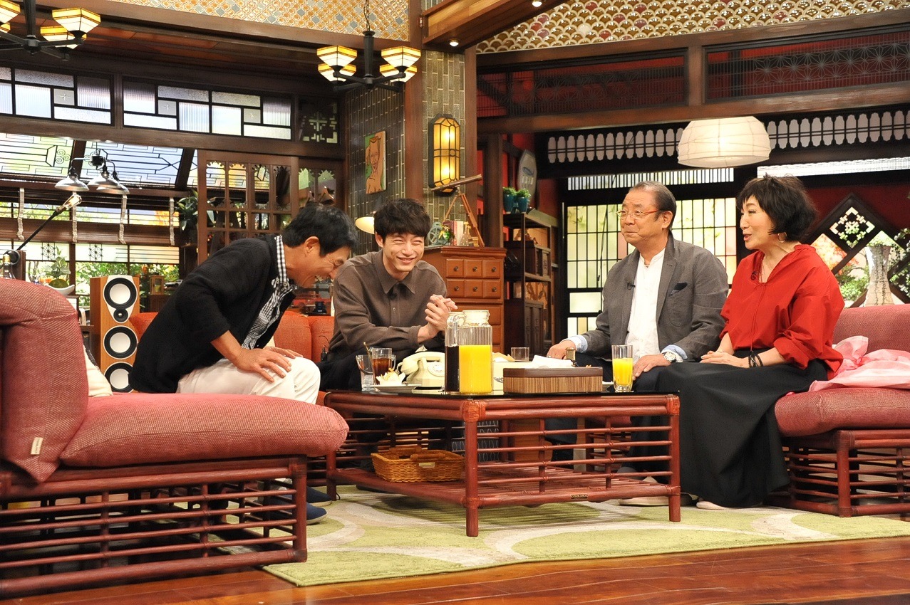 （左から）明石家さんま、坂口健太郎、平泉成、森山良子。(c)関西テレビ