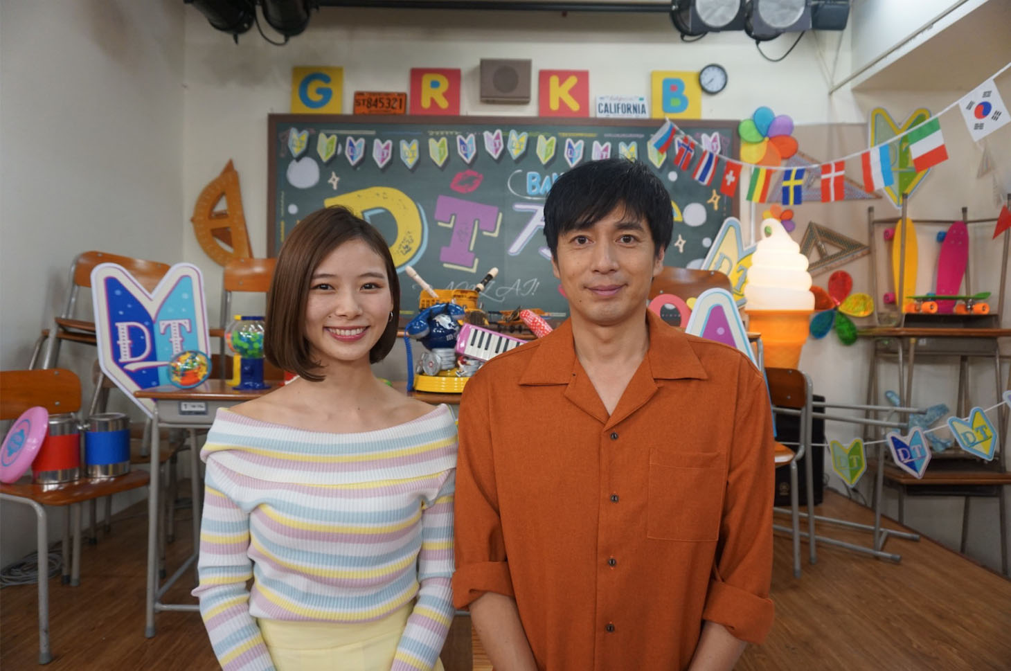 「DTテレビ」MCのチュートリアル徳井（右）と朝日奈央。(c)AbemaTV