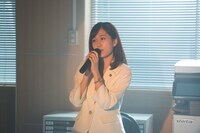 前田敦子演じる小出未亜。(c)フジテレビ