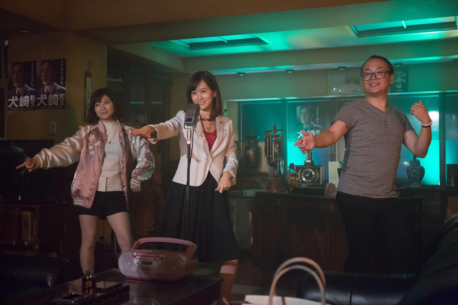 ドラマ「片想いの敵」の中でダンスを披露する前田敦子（中央）とトレンディエンジェルたかし（右）。(c)フジテレビ