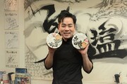 カップラーメン「鬼そば藤谷監修 鬼塩ラーメン」を持つHEY！たくちゃん。