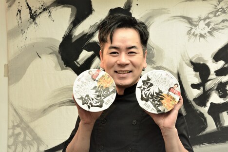 カップラーメン「鬼そば藤谷監修 鬼塩ラーメン」を持つHEY！たくちゃん。