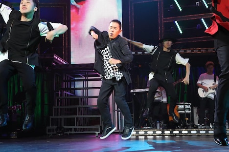 三浦大知のライブでダンスを披露するナインティナイン岡村(中央)。(c)フジテレビ
