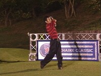 オファーシリーズ第10弾より、横峯さくらとゴルフ対決するナインティナイン岡村。(c)フジテレビ