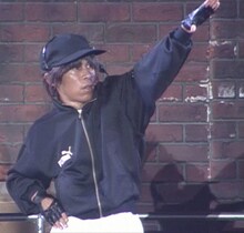 「岡村オファーシリーズ」第1弾よりSMAPのコンサートで踊るナインティナイン岡村。(c)フジテレビ