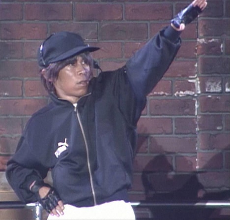 「岡村オファーシリーズ」第1弾よりSMAPのコンサートで踊るナインティナイン岡村。(c)フジテレビ