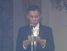 オファーシリーズ第3弾より、一般視聴者の結婚披露宴で司会を務めるナインティナイン岡村。(c)フジテレビ