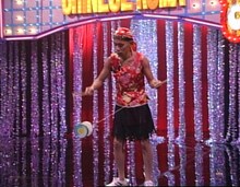 オファーシリーズ第4弾より、「新春かくし芸大会」で中国ゴマに挑戦するナインティナイン岡村。(c)フジテレビ