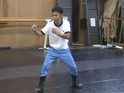 オファーシリーズ第7弾より、劇団四季ミュージカル「ライオンキング」に出演すべく練習するナインティナイン岡村。(c)フジテレビ