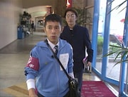 オファーシリーズ第8弾より、モーニング娘。の修学旅行を引率するナインティナイン岡村(手前)と矢部。(c)フジテレビ