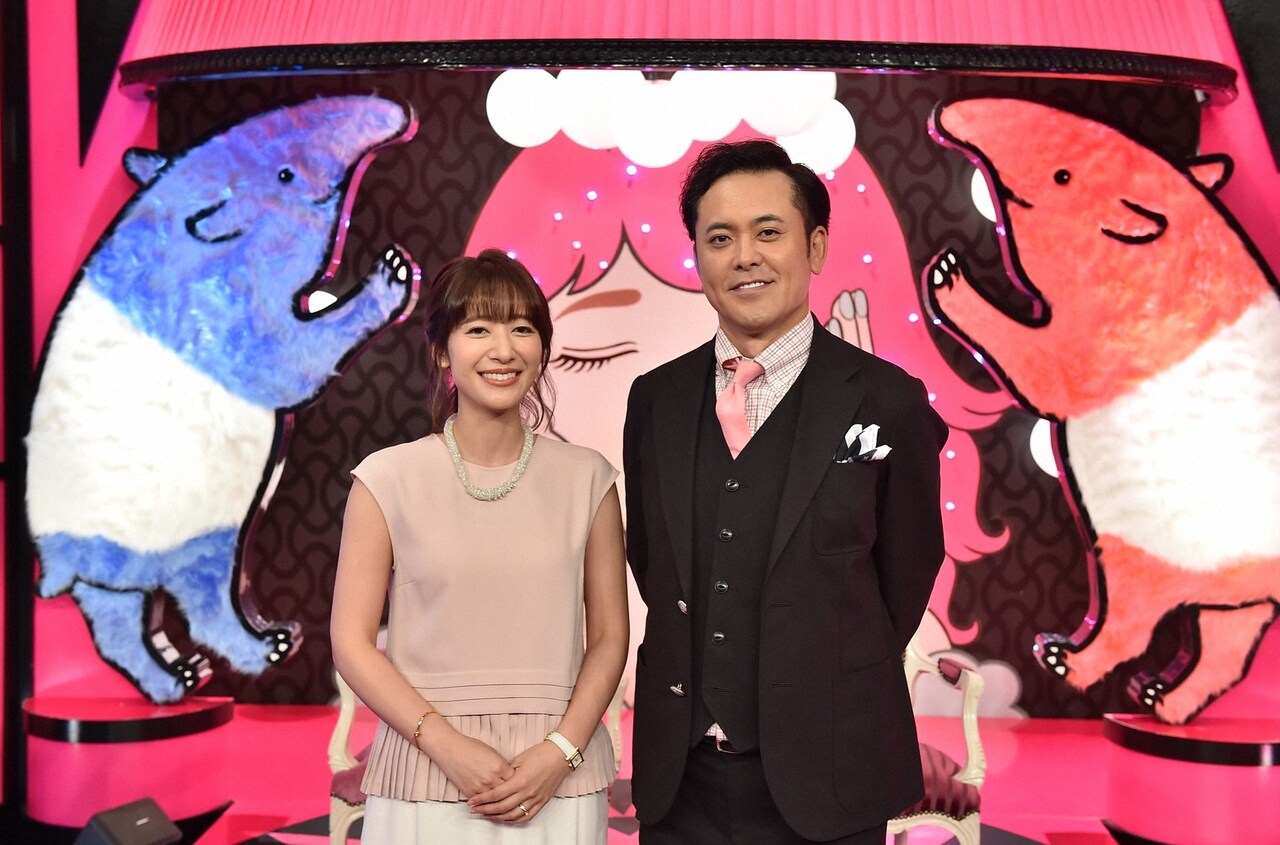 「有田哲平の夢なら醒めないで」に出演するMCのくりぃむしちゅー有田（右）、進行の吉田明世アナ。(c)TBS