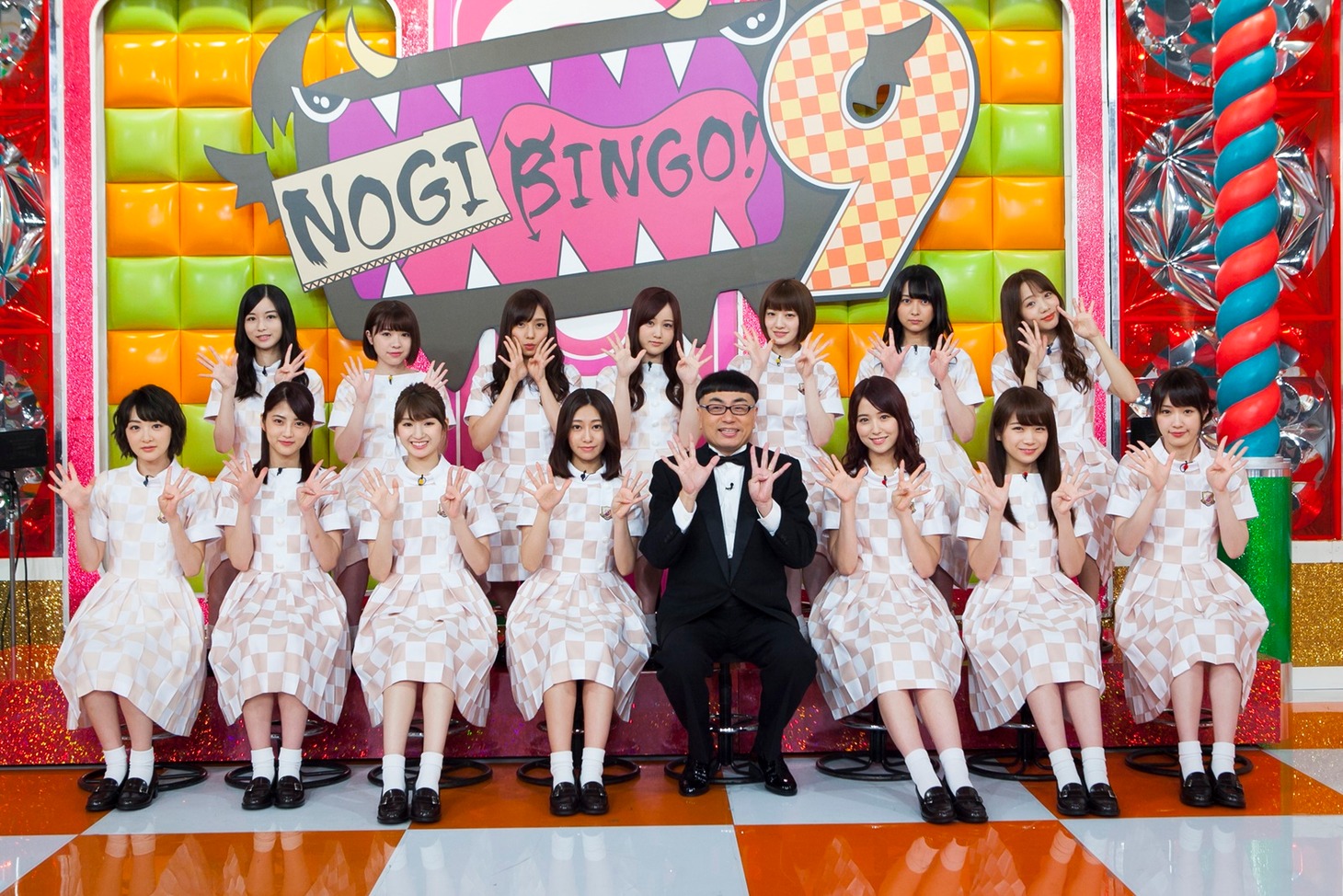 イジリー岡田と乃木坂46。(c)「NOGIBINGO!9」製作委員会