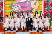 イジリー岡田と乃木坂46。(c)「NOGIBINGO!9」製作委員会