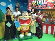 「ガリガリ君」で知られる赤城乳業の工場を訪れる一行。(c)CBC