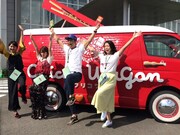 グリコの工場を訪れる一行。(c)CBC