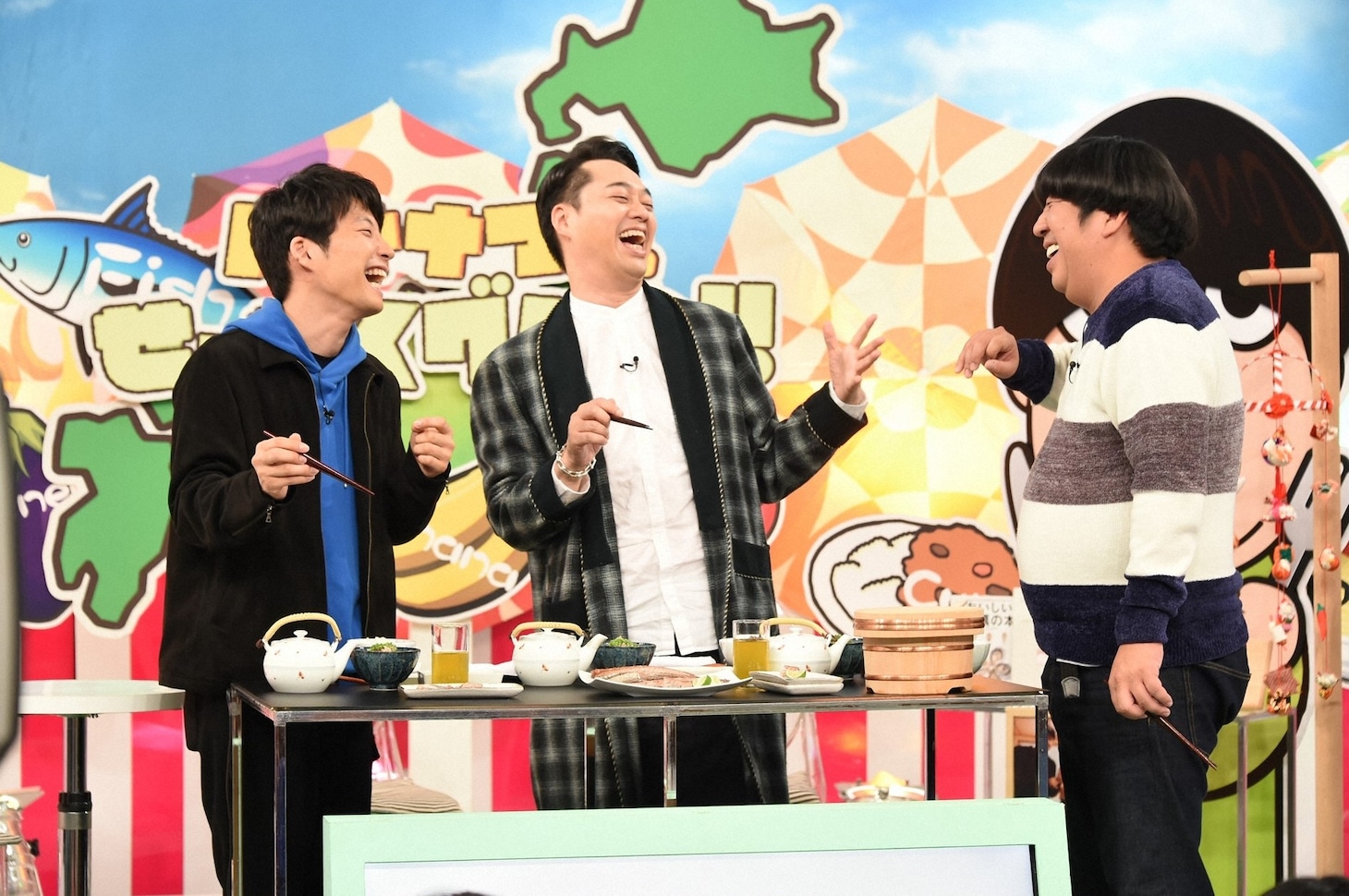 「バナナマンのせっかくグルメ！」に出演する（左から）星野源、バナナマン。(c)TBS