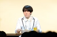 2017年10月開催の「溜口スーパーディナーショー」より、「溜口スーパーディナータイム」の様子。