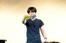 トム・クルーズに扮してマジックを披露するラブレターズ溜口。