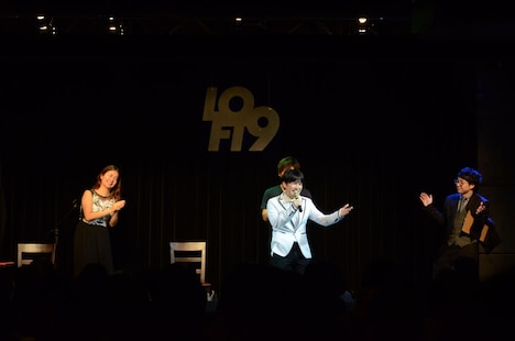 カーテンコールに応えるラブレターズ溜口。