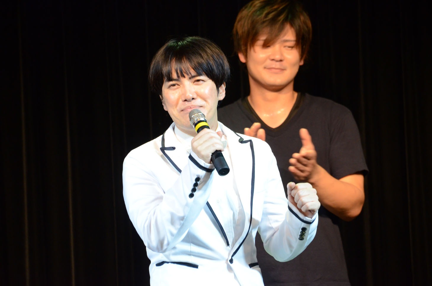新曲「キックオフ」を歌うラブレターズ溜口。