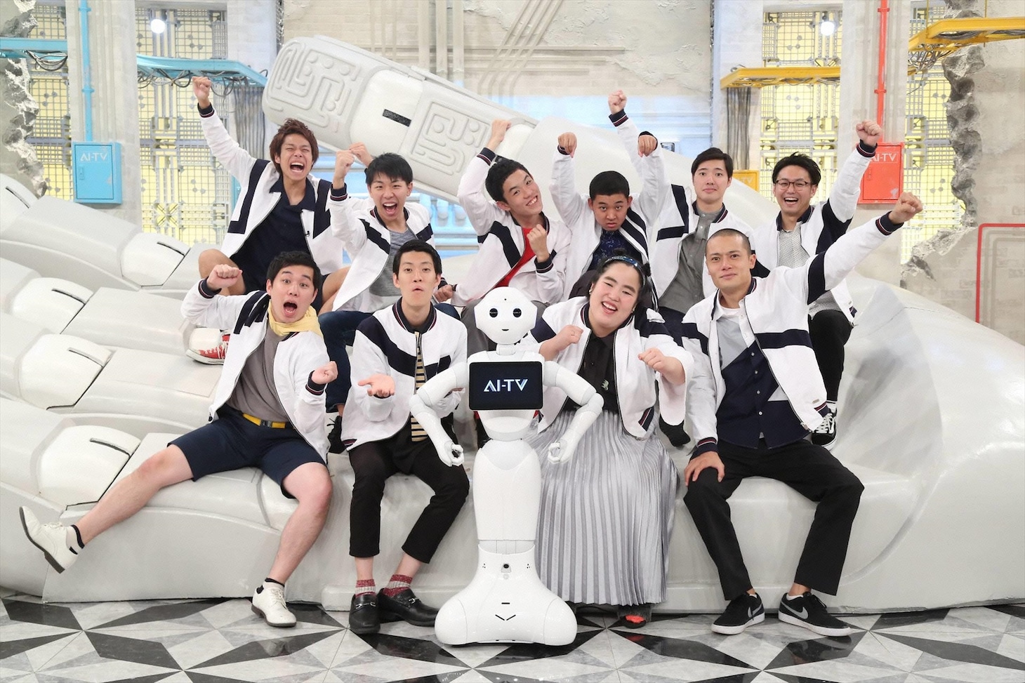 新番組「AI-TV」の出演芸人5組と、MCのPepper（中央）。(c)フジテレビ