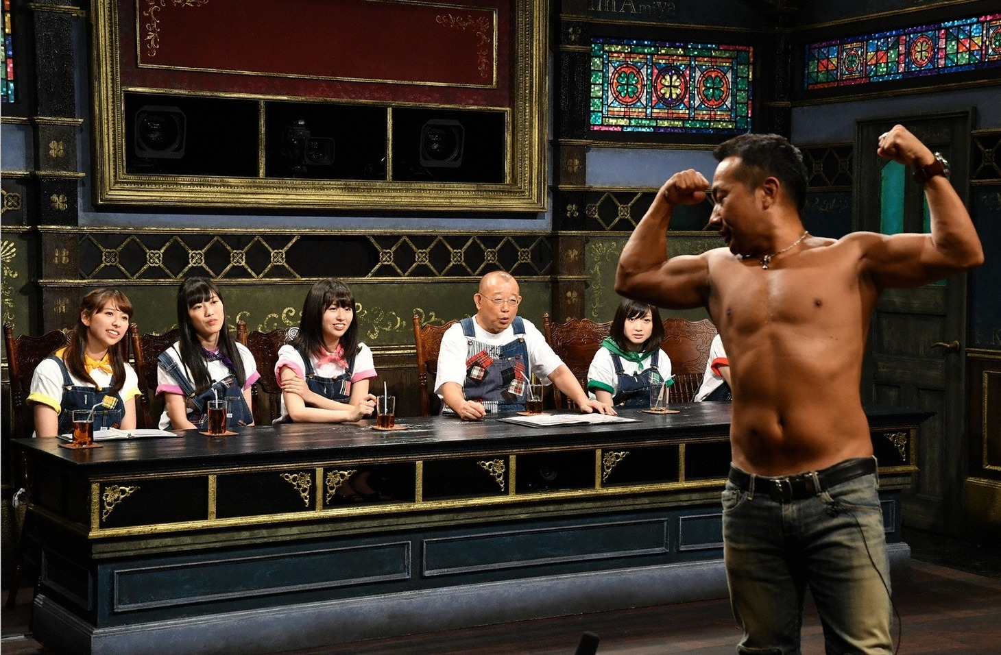「桃色つるべ」でボディビルを語る矢野勝也（右）。(c)関西テレビ