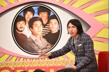 「オー!!マイ神様!!」でオフコースの魅力を語る、ふかわりょう。(c)TBS