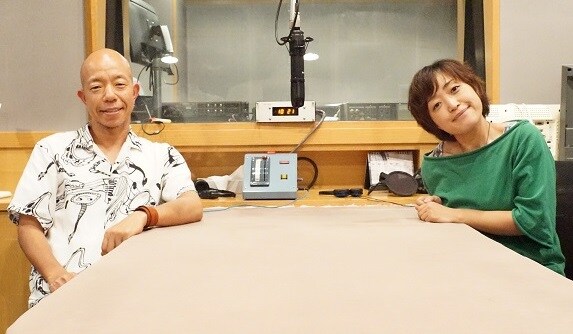 左からバイきんぐ小峠、姫くり なみえ。