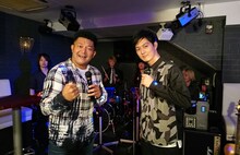 「にじいろジーン」でデュエットを披露する（左から）山口智充、工藤阿須加。(c)関西テレビ