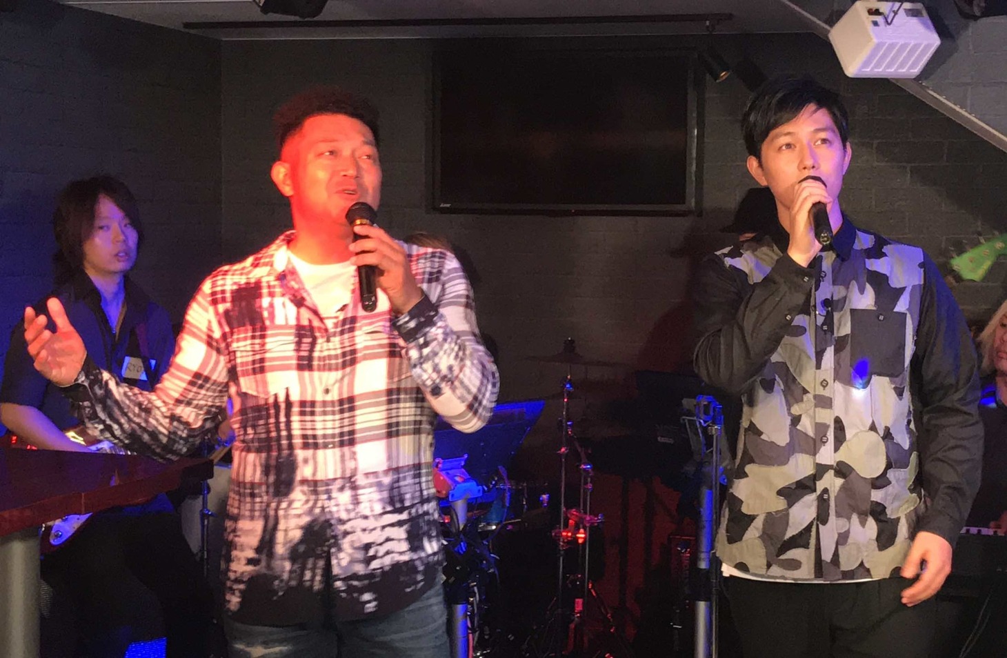（左から）山口智充、工藤阿須加。(c)関西テレビ