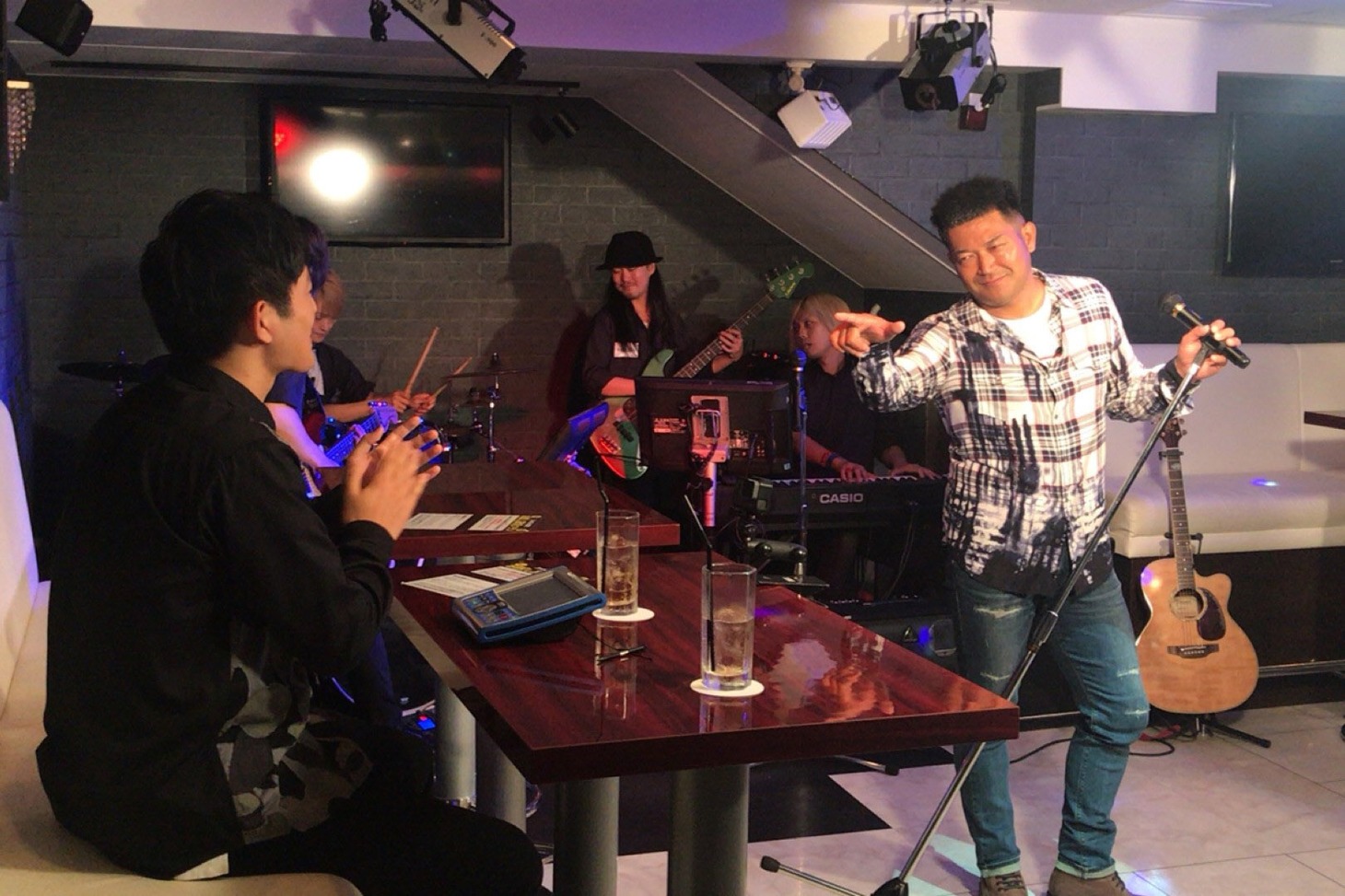 生バンドカラオケのワンシーン。(c)関西テレビ