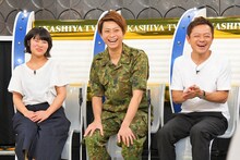 元陸上自衛隊のヘンダーソン子安（中央）、水玉れっぷう隊ケン（右）。(c)MBS