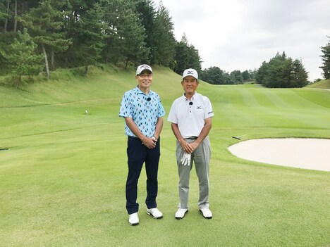 「ゴルフ侍、見参！」に出演するオール巨人（左）と井上久雄プロ（右）。(c)BSジャパン