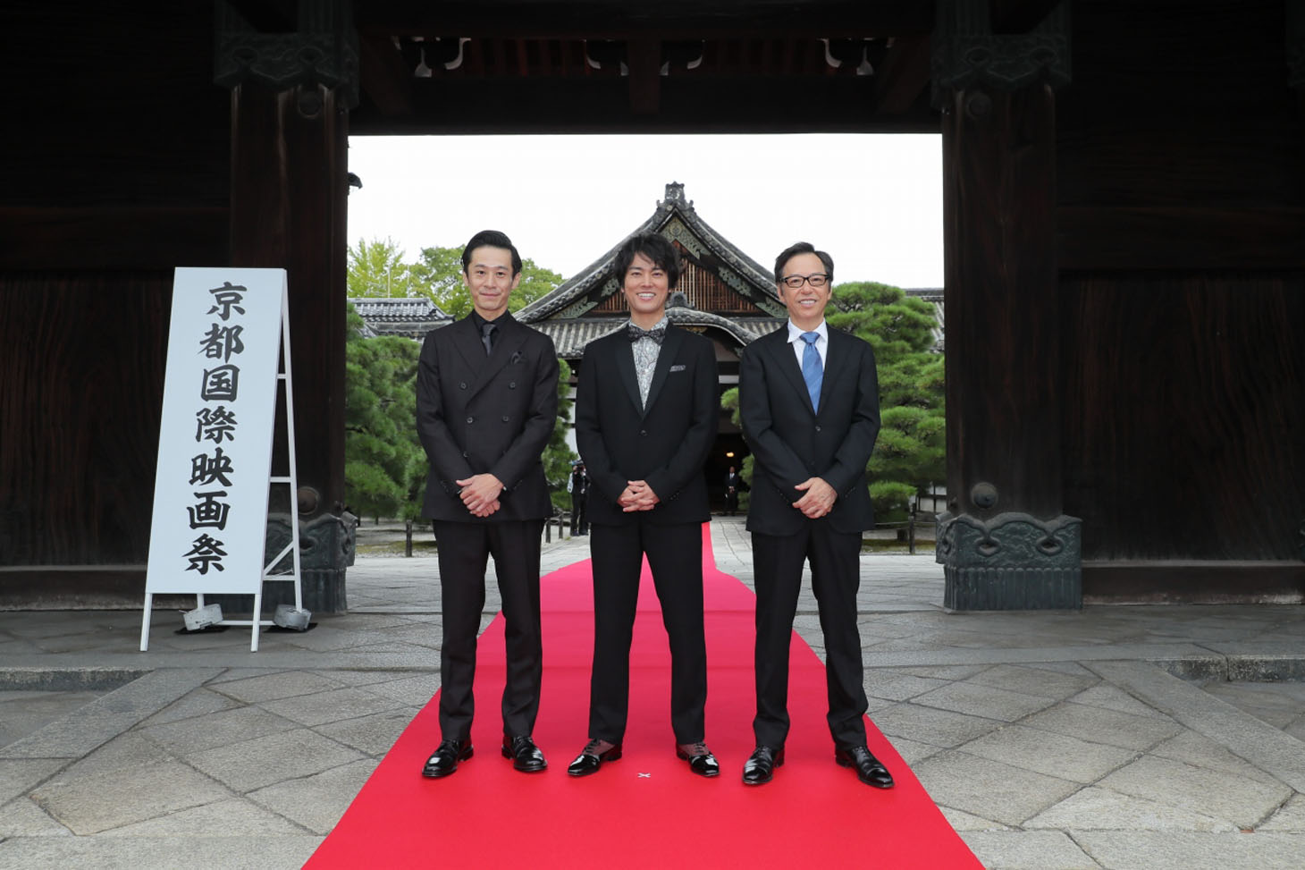 左から、「火花」の三浦誠己、桐谷健太、板尾創路監督。