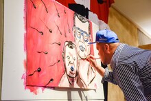 ライブペインティングを行う野性爆弾くっきー。