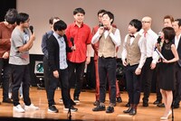 衣装が新調されたことを語るまんじゅう大帝国と、それを聞いて「お前らが思っているより大きな前進だぜ」と2人にエールを送るアルコ＆ピース平子（手前左端）。