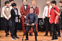 五十音の中からリクエストされた頭文字を使って「キモい一言」を繰り出す、ななまがり森下（中央）。