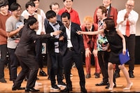 ペンギンズ・アニキに一斉にマイクが向けられた場面。