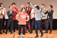 優勝が発表された直後の空気階段（手前）。