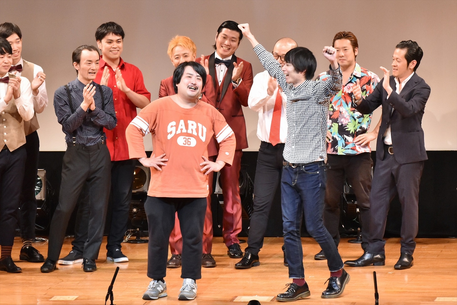 優勝が発表された直後の空気階段（手前）。