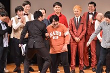 優勝後、空気階段・鈴木もぐら（中央）が彼女にメッセージを送った瞬間、もぐらへ詰め寄る南海キャンディーズ山里。