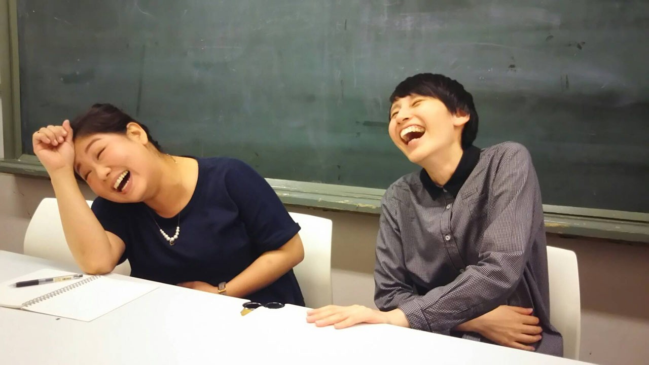 打ち合わせするアジアン馬場園（左）とハリセンボンはるか（右）。