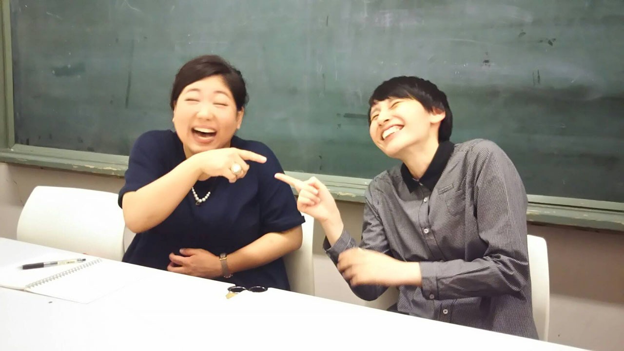 打ち合わせするアジアン馬場園（左）とハリセンボンはるか（右）。